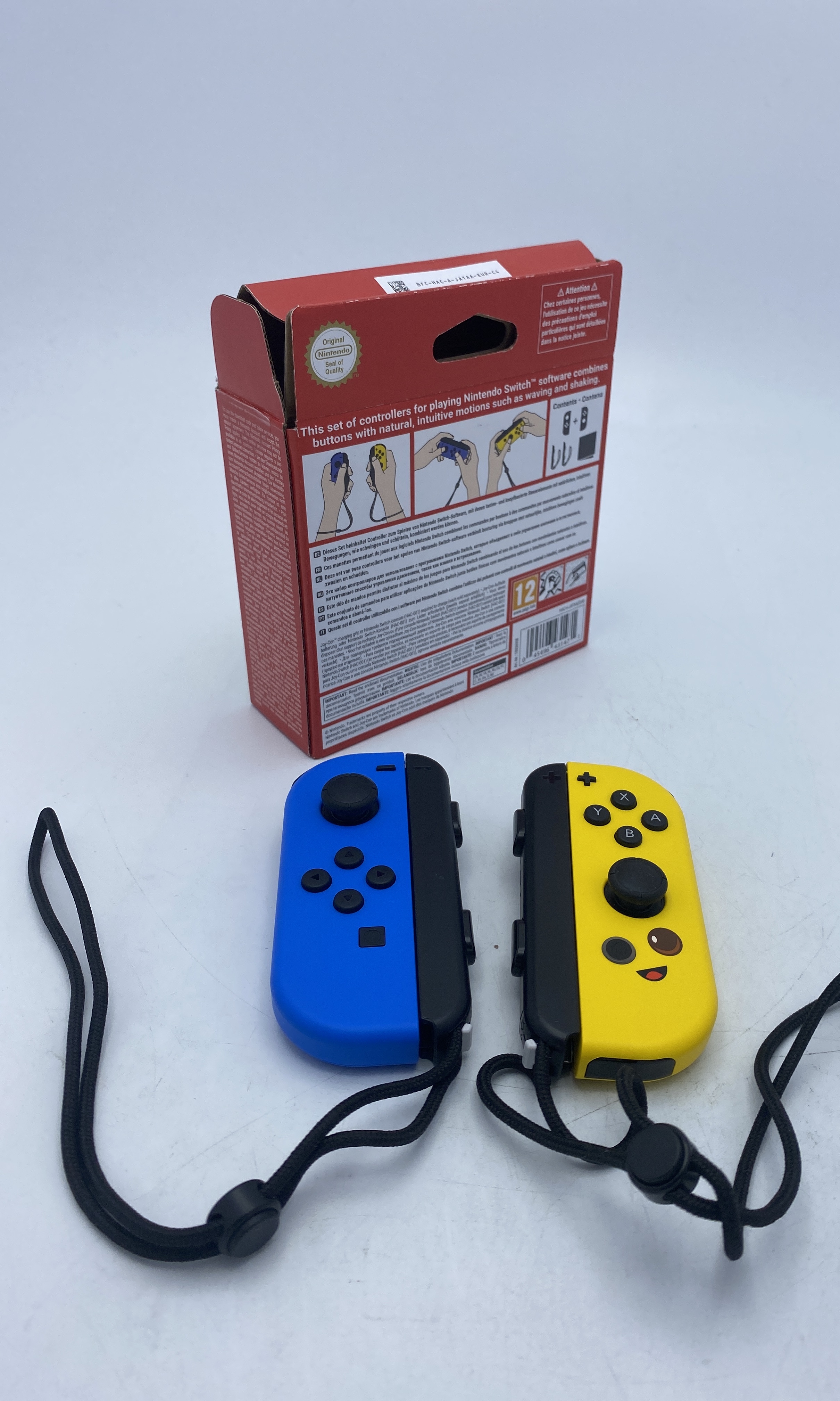 Foto van Nintendo Switch Joy-Con Controllers Fortnite Editie in Doos