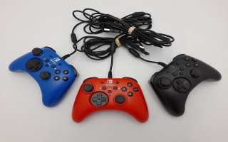 De Hori Switch Pro Controller Wired is uitgekomen in 3 standaard kleurtjes: blauw, rood & zwart.