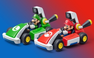 Hier zie je een Luigi en een Mario auto die je echt kunt besturen met de Switch.