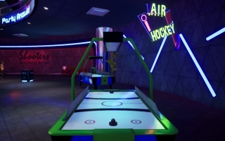 Kies uit 13 games om te spelen, zoals Air Hockey en darten!